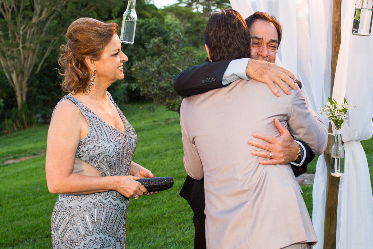 pai abraçando o noivo na cerimonia de casamento da Eliete e Matheus no espaço Uirapuru