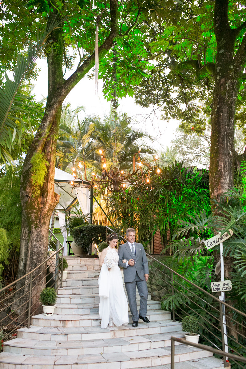 pai e noiva entrando na cerimonia de casamento no Espaço Uirapuru em Ribeirão Preto, SP