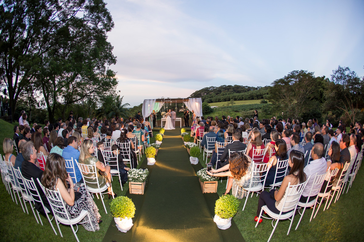 linda foto no espaço Uirapuru na cerimonia de casamento de Eliete e Matheus no interior de São Paulo