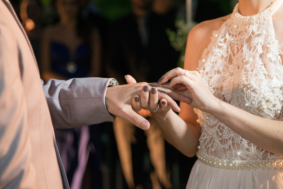 detalhe da troca das alianças no casamento realizado no Espaço Uirapuru