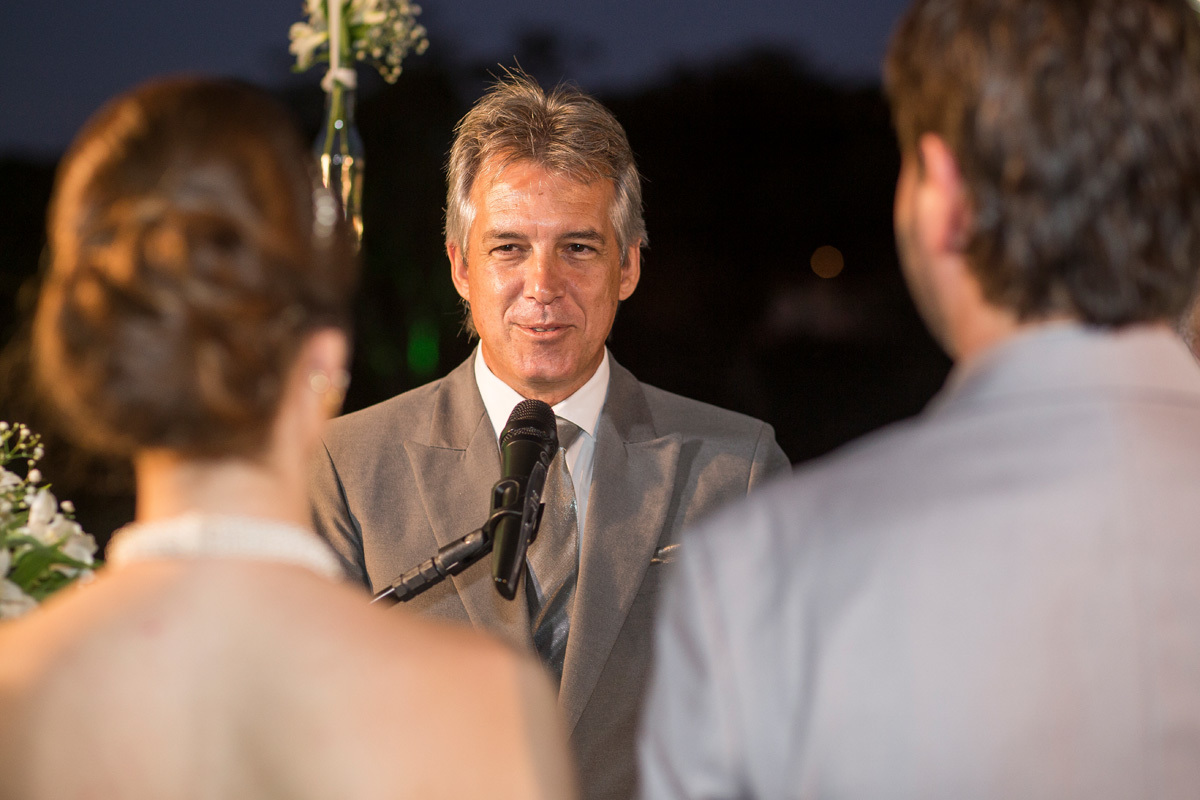 pai da noiva falando aos noivos, muito emocionante