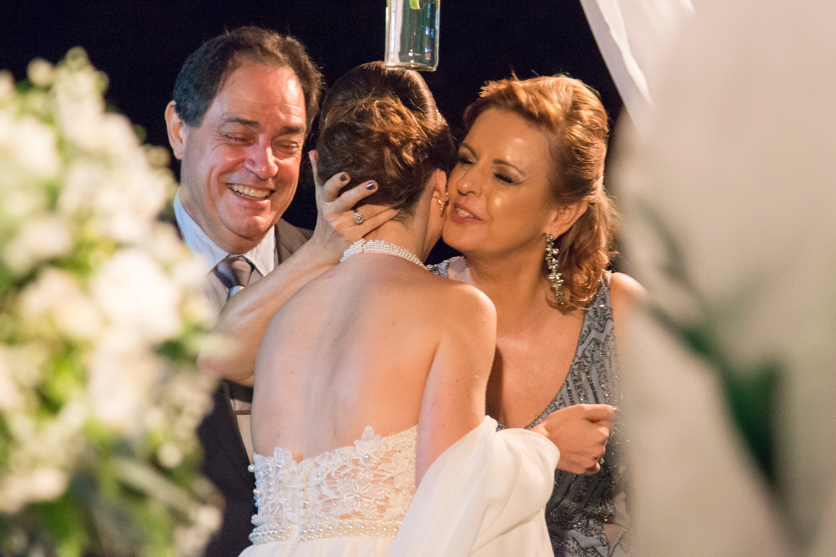 mãe do noivo beija a noiva no casamento de Eliete e Matheus