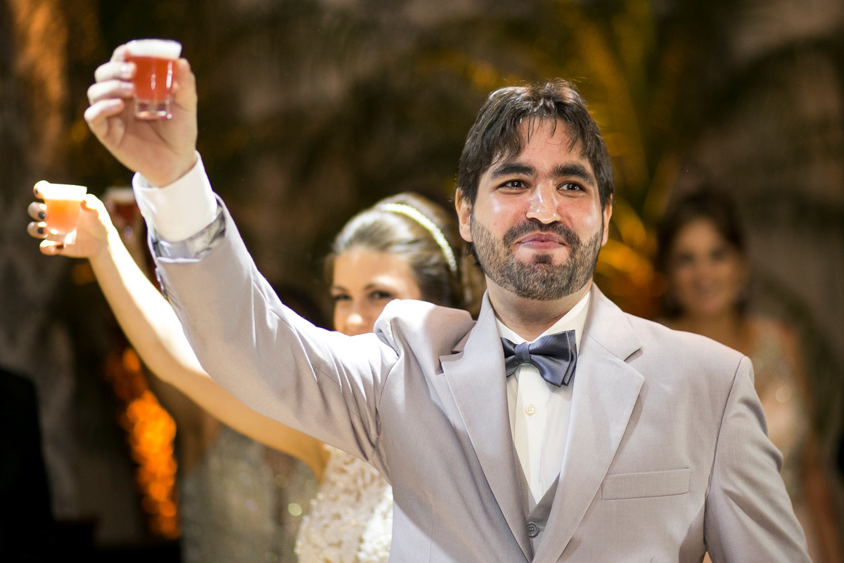 brinde dos noivos com drink preparado especialmente pela Flairs Coquetelaria