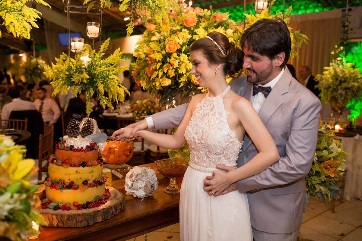 corte do bolo diferente feito de queijo no casamento de Eliete e Matheus