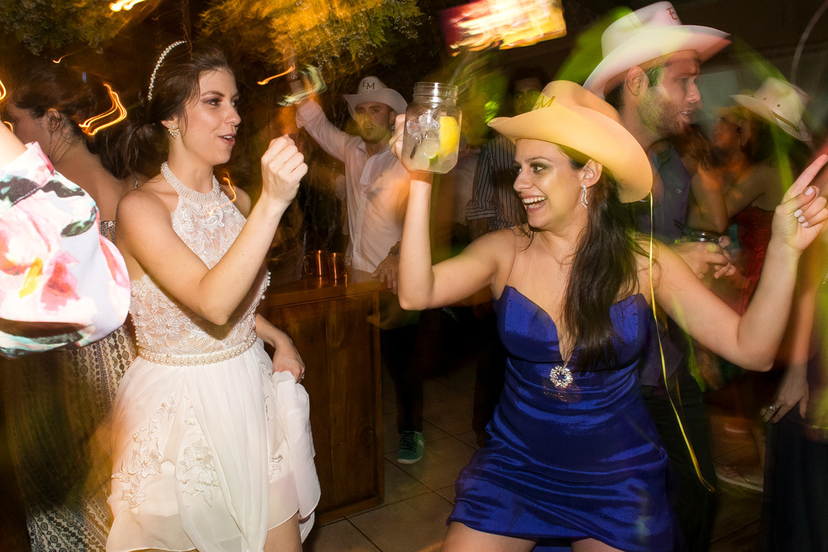 noiva dançando com sua irma em sua festa de casamento