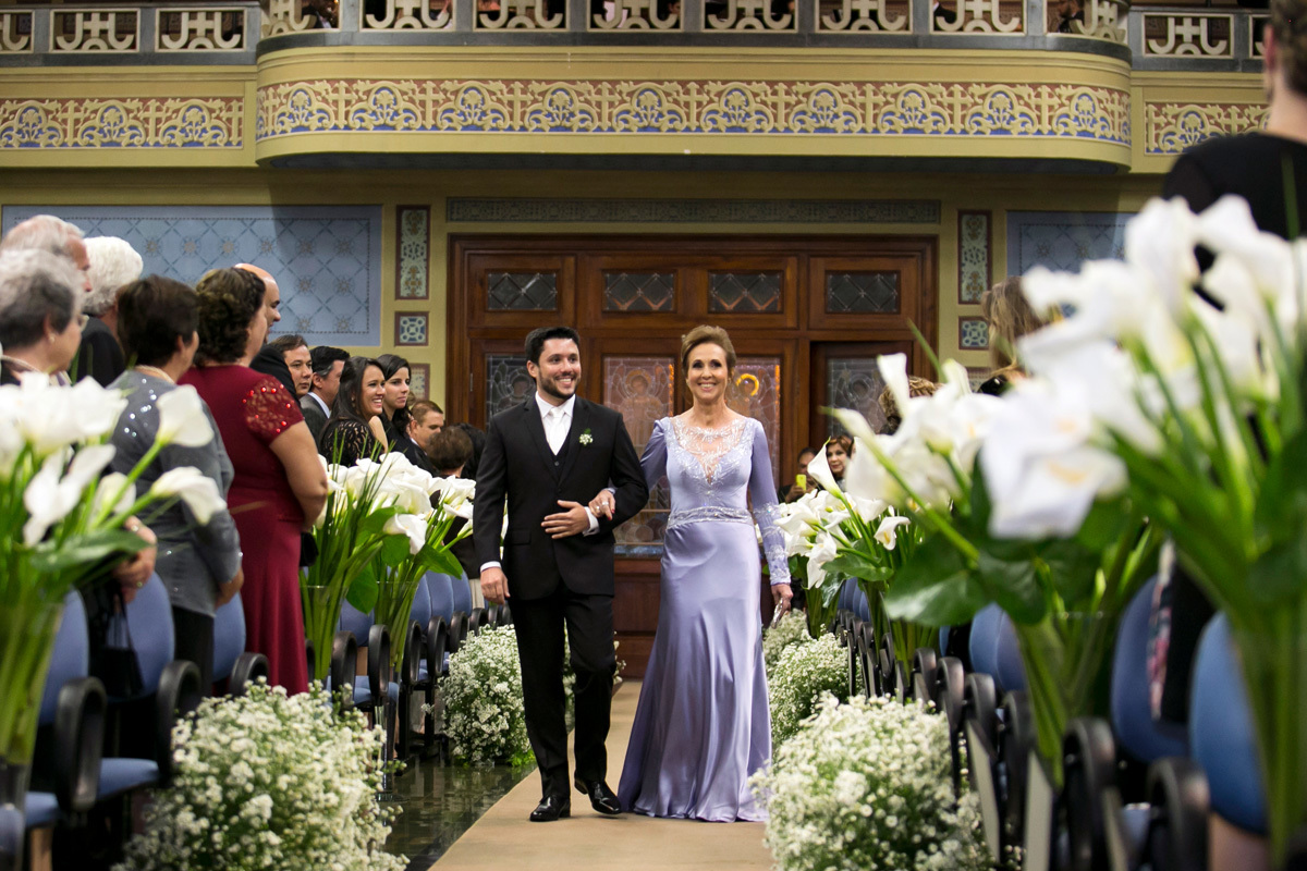Noivo entrando com sua mãe no Casamento da Érica e Fabrício, em Batatais - SP