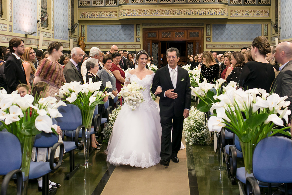 Noiva entrando na igreja com o pai na Capela do Colégio São José, Claretiano