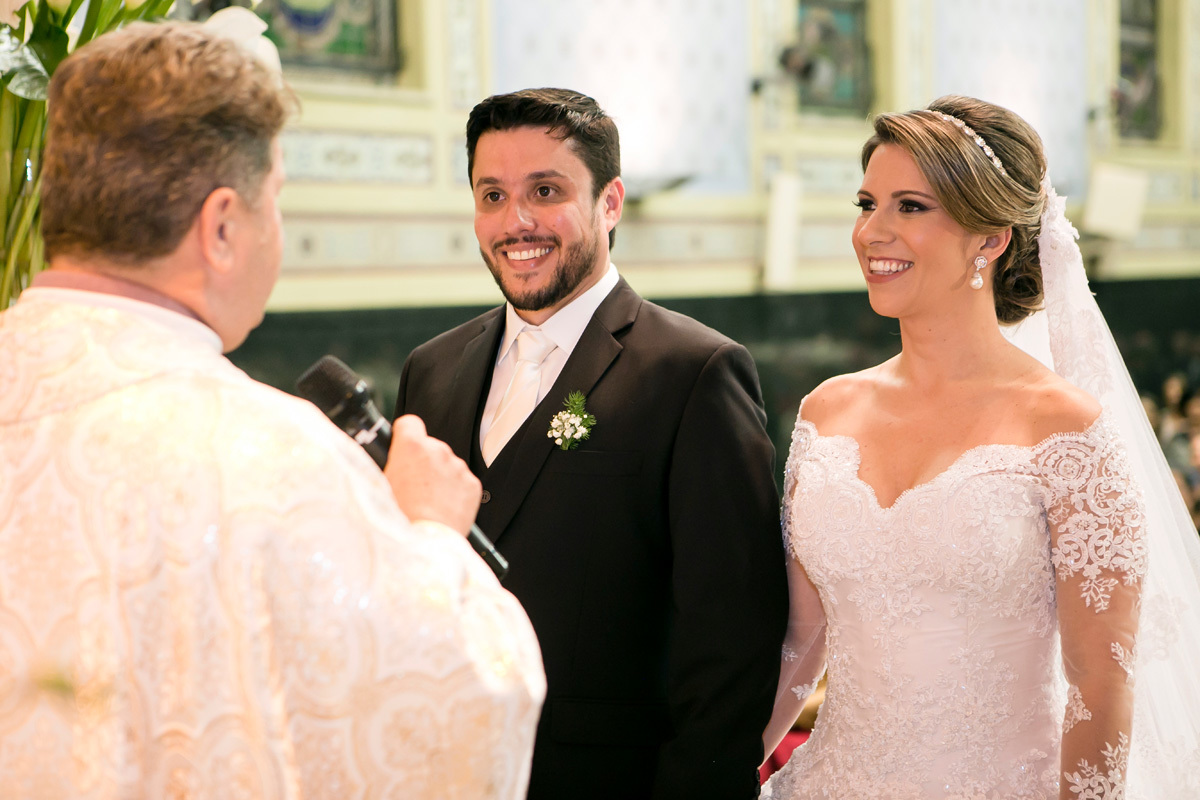 noivos sorridentes em seu casamento no interior de São Paulo.