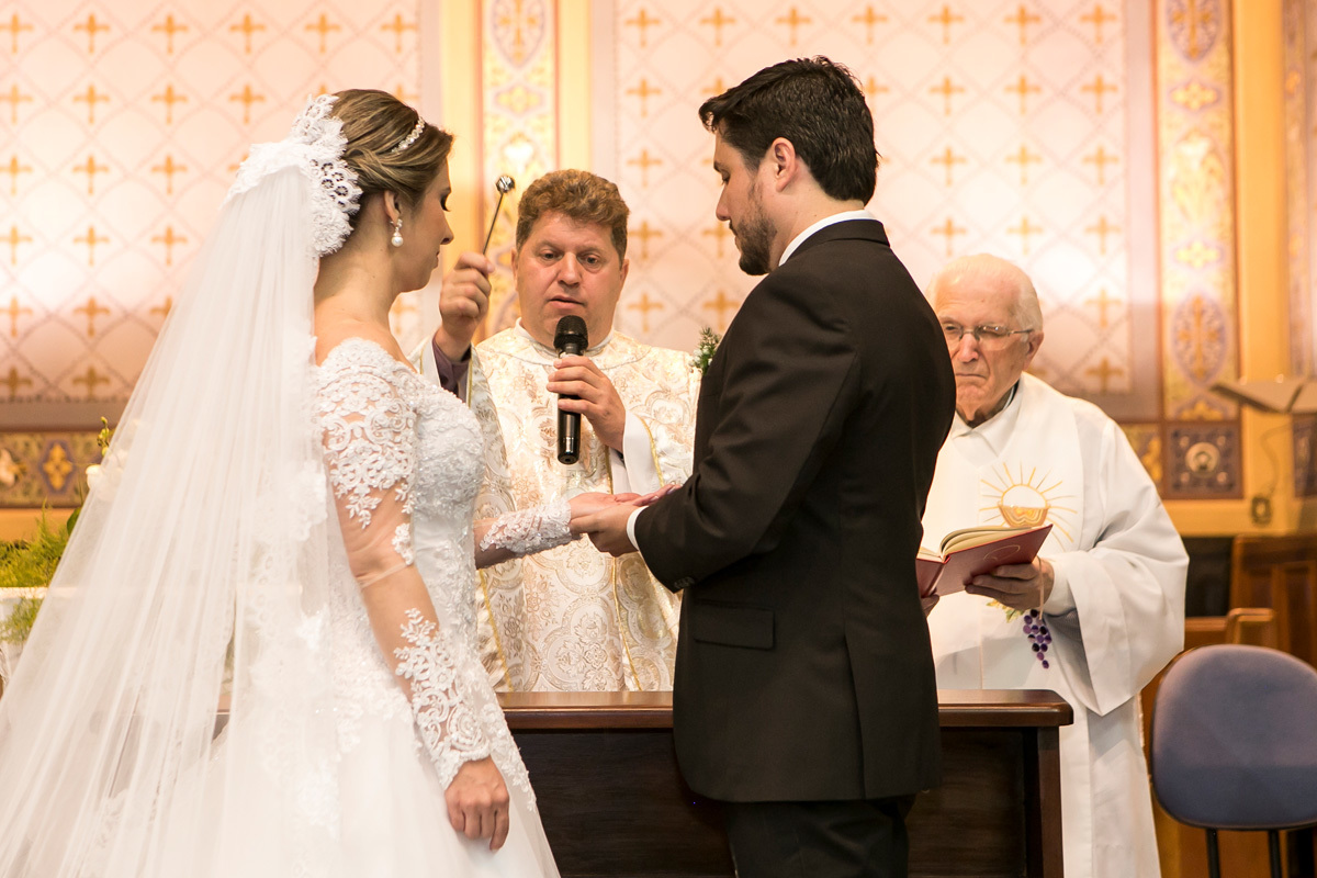 Troca das alianças no casamento na Capela do Colégio São José  em Batatais, São Paulo