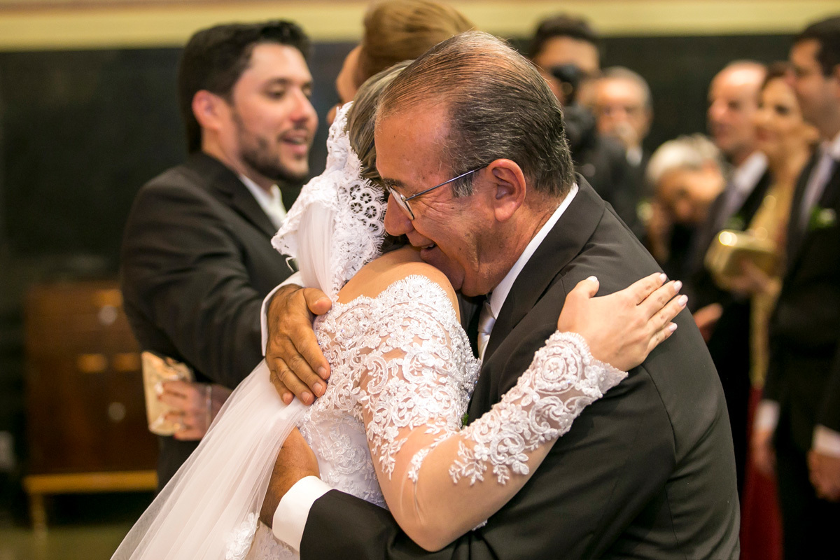 Abraço emocionado do pai da noiva