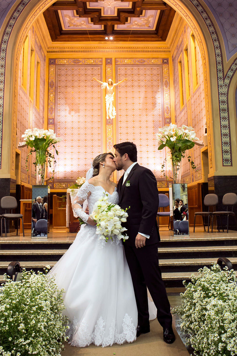 Beijo romântico no altar da Capela Colégio São José, Claretiano.