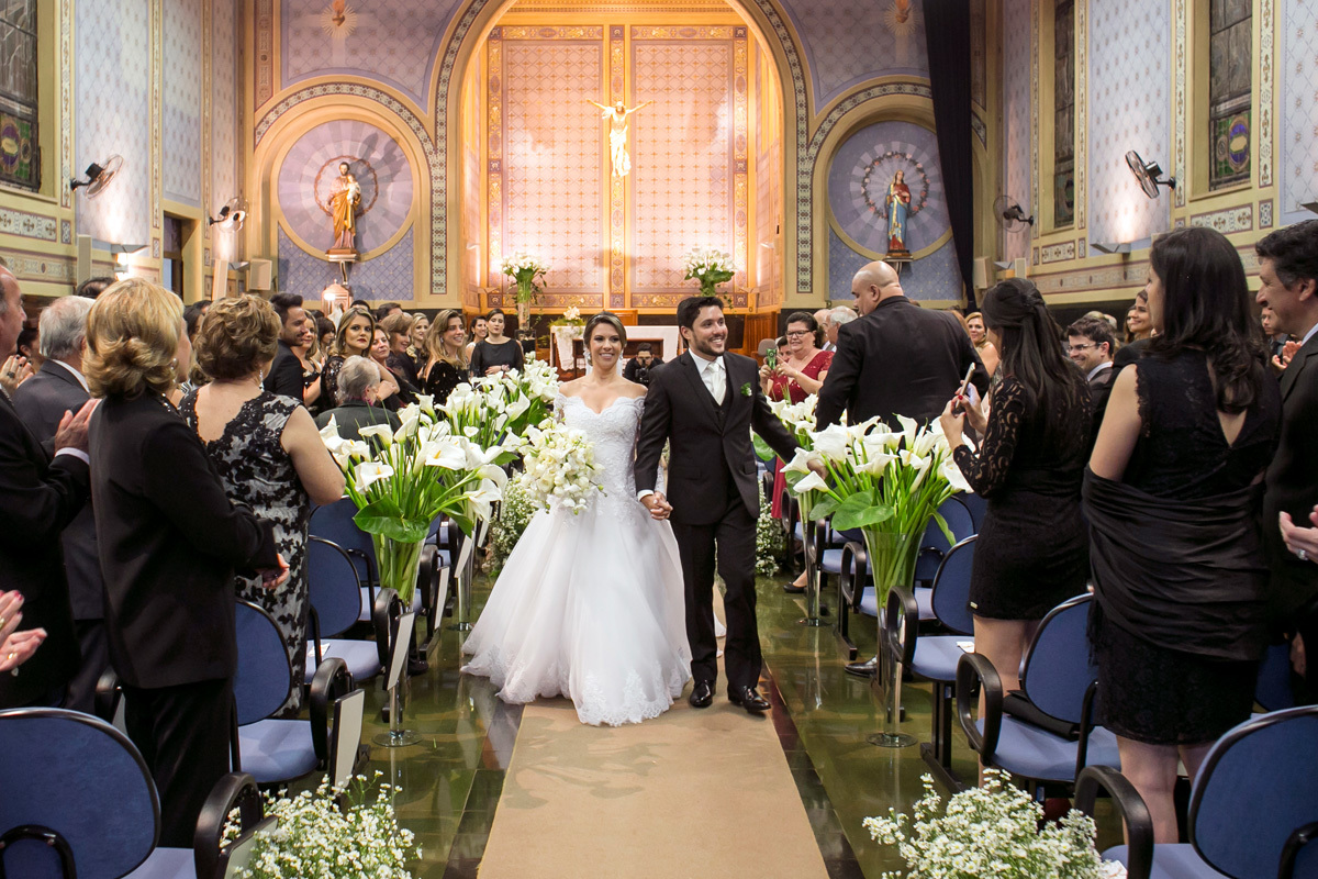 Noivos saindo da igreja após a cerimonia de casamento