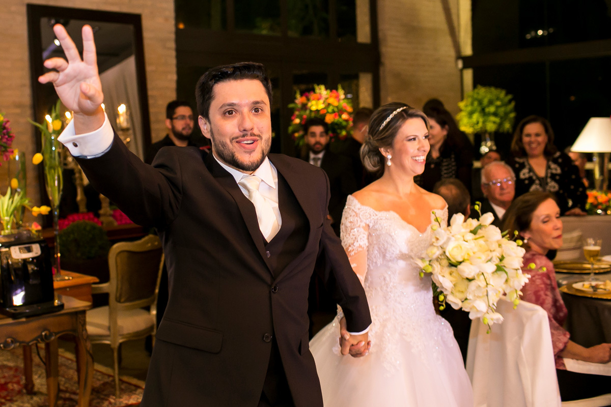 noivos felizes entrando na festa de casamento.