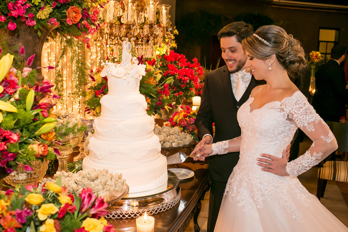 Corte do bolo no casamento da Érica e Fabrício em Batatais - SP
