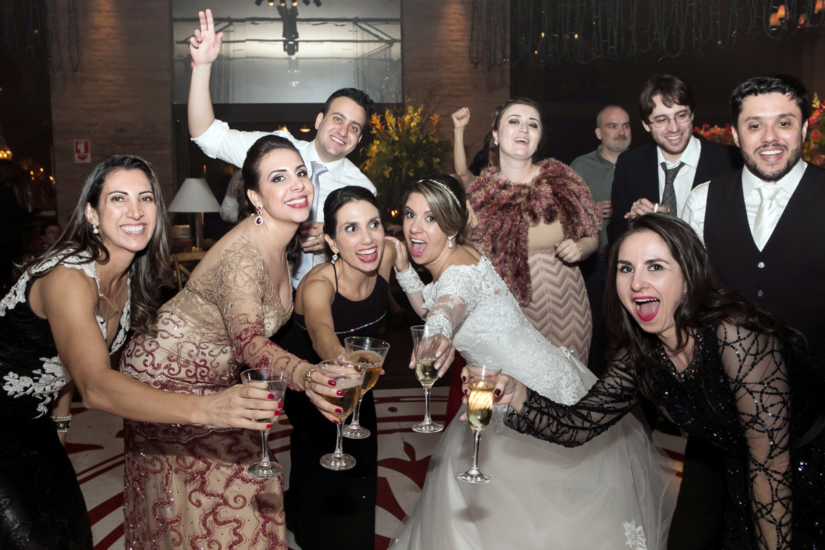 amigos comemorando o casamento da Érica e do Fabricio.