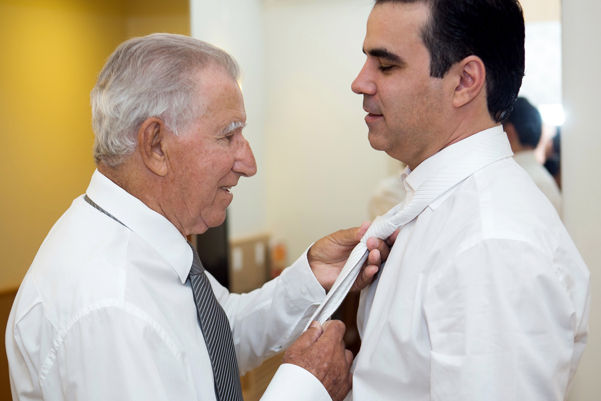 pai do noivo arrumando a gravata do noivo para seu casamento