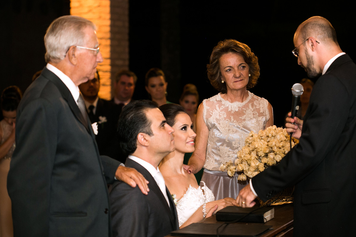 benção dos noivos no casamento realizado no Espaço Garden Village em Ribeirão Preto, interior de São Paulo