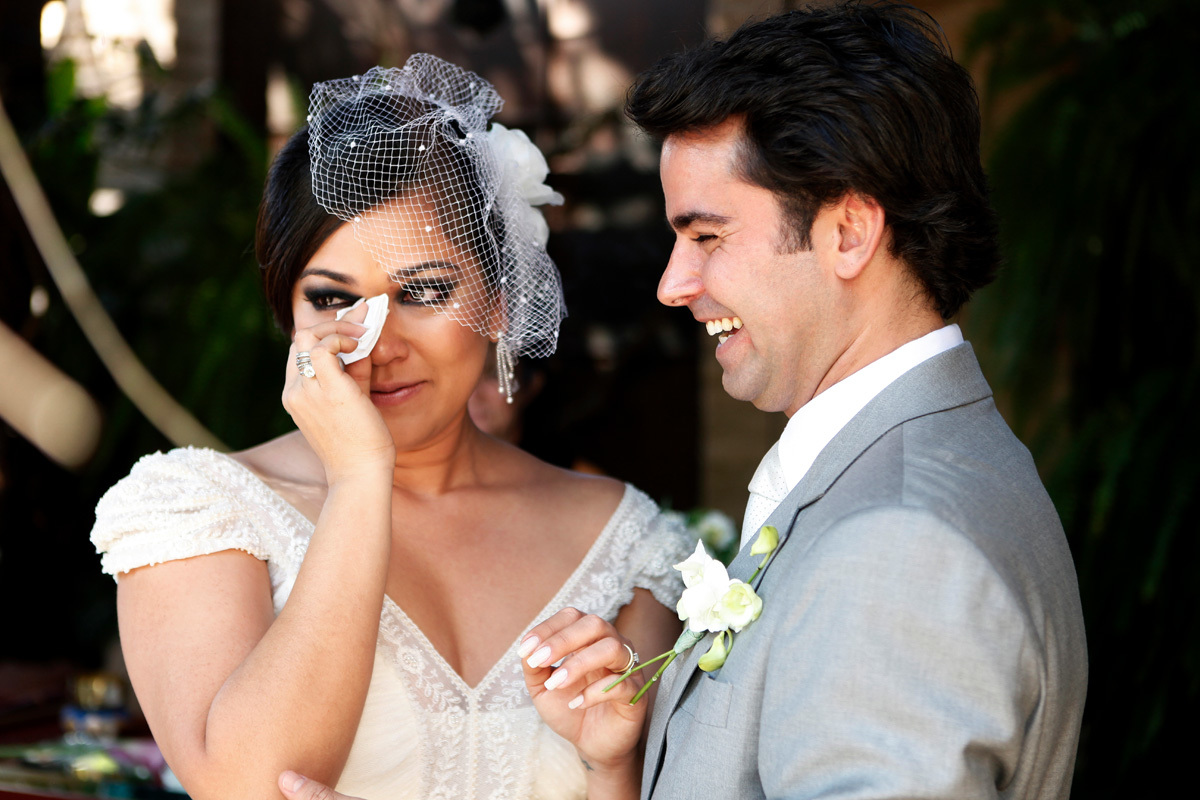 noiva enxugando as lágrimas no casamento realizado no Restaurante Amici em Ribeirão Preto - SP