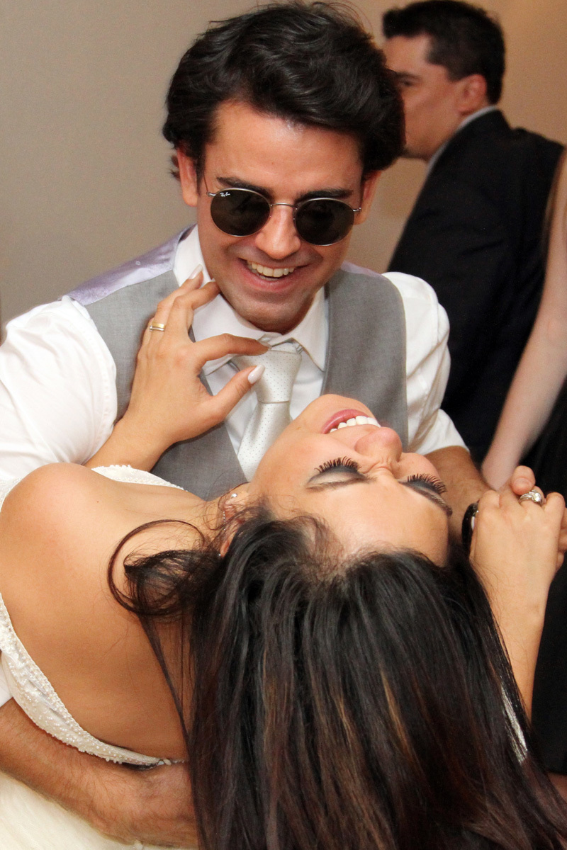 linda foto do casamento de Angela e João Paulo dos noivos dançando descontraídos.
