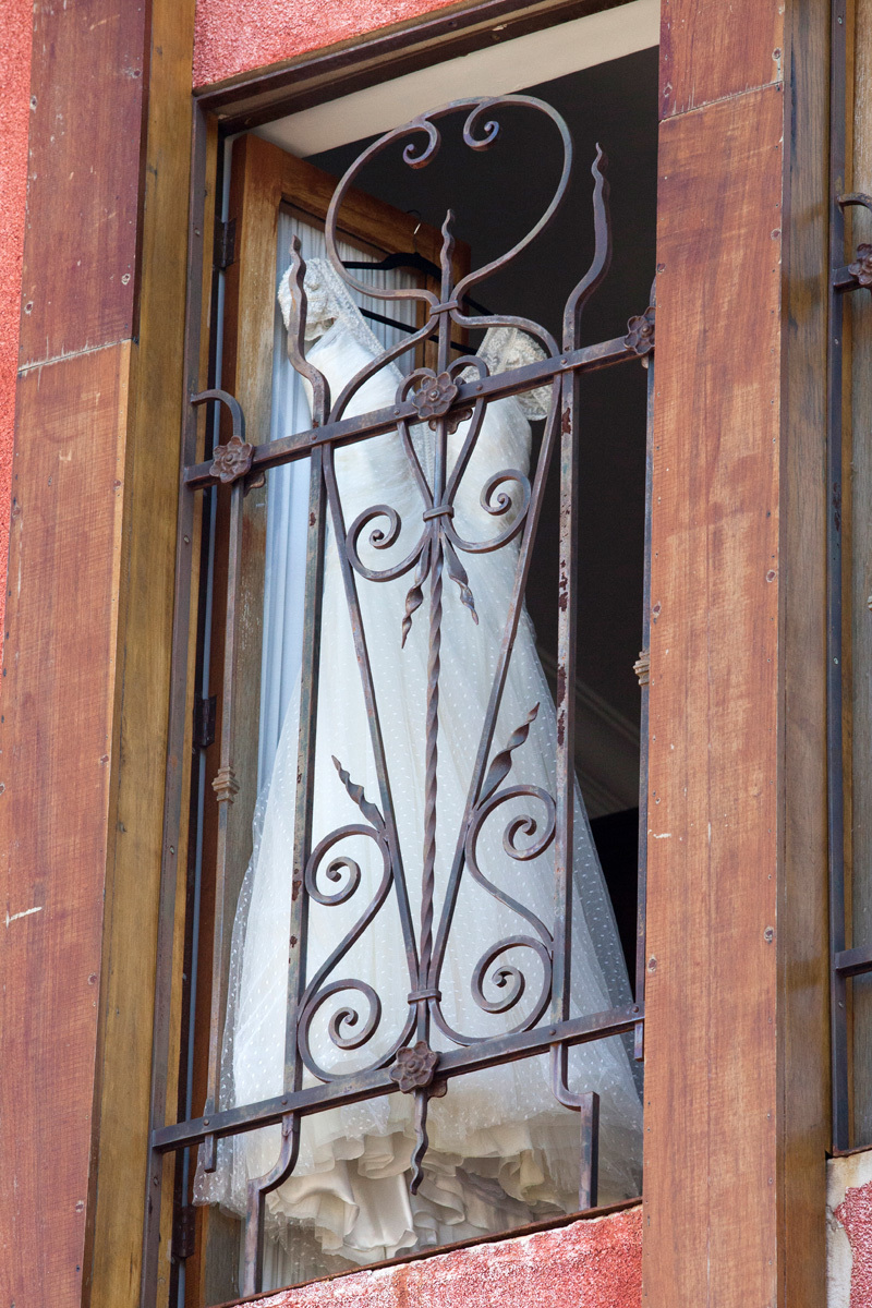 Vestido de noiva pendurado na janela do restaurante Amici de Ribeirão Preto - SP