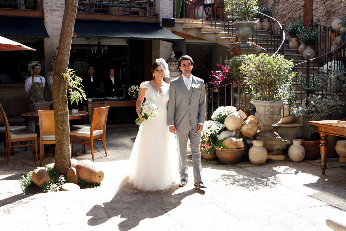 Noiva entrando com seu noivo na celebração de casamento