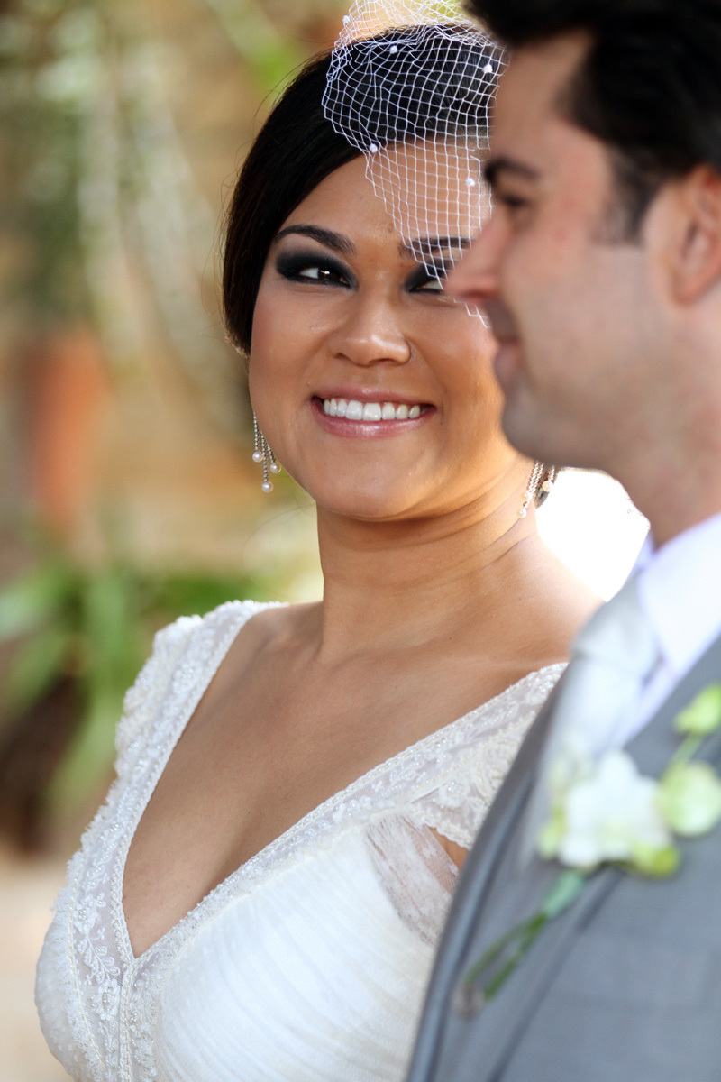 detalhe da noiva olhando para o seu futuro marido