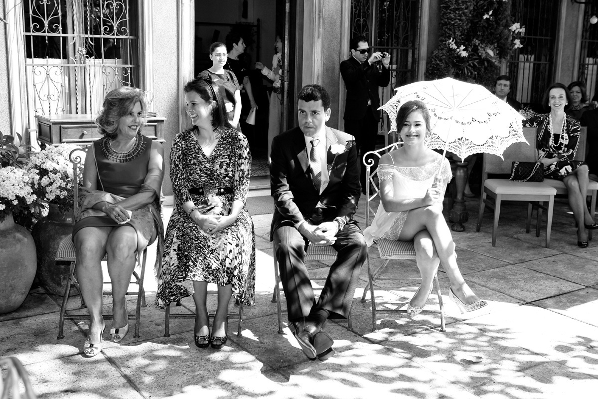 Padrinhos celebrando com os noivos o casamento