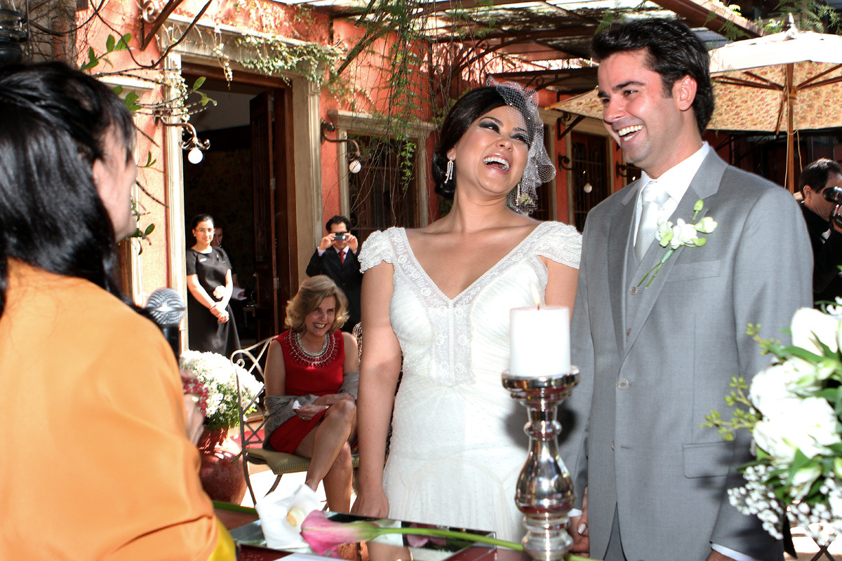 Noivos dando risadas na cerimonia de casamento