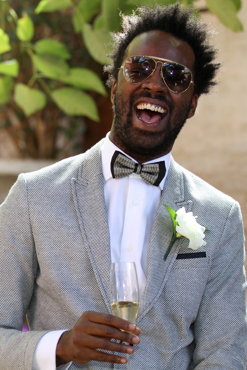 Padrinho estiloso comemorando o casamento de sua melhor amiga