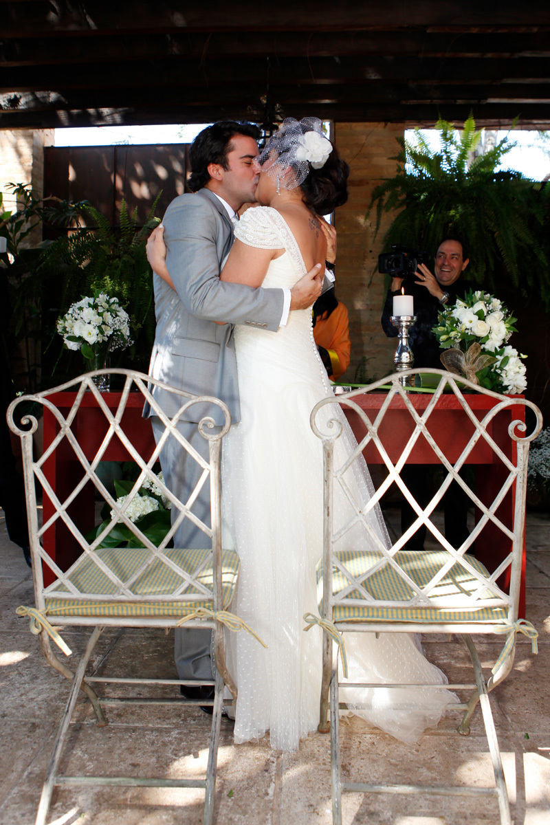 beijos da noiva e do noivo no Casamento realizado no Ristorante Amici de Ribeirão Preto - SP