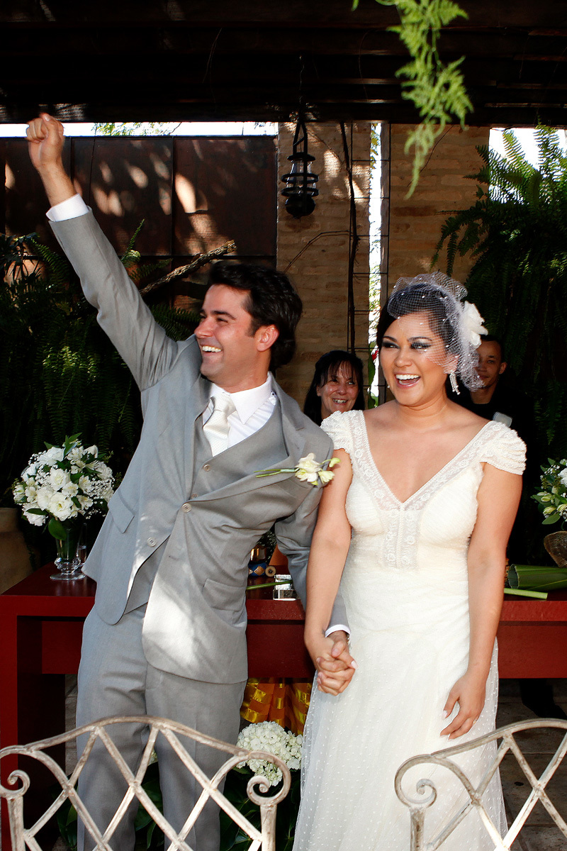 Noiva e Noivo comemorando a cerimonia de casamento Yoga, enfim casados.