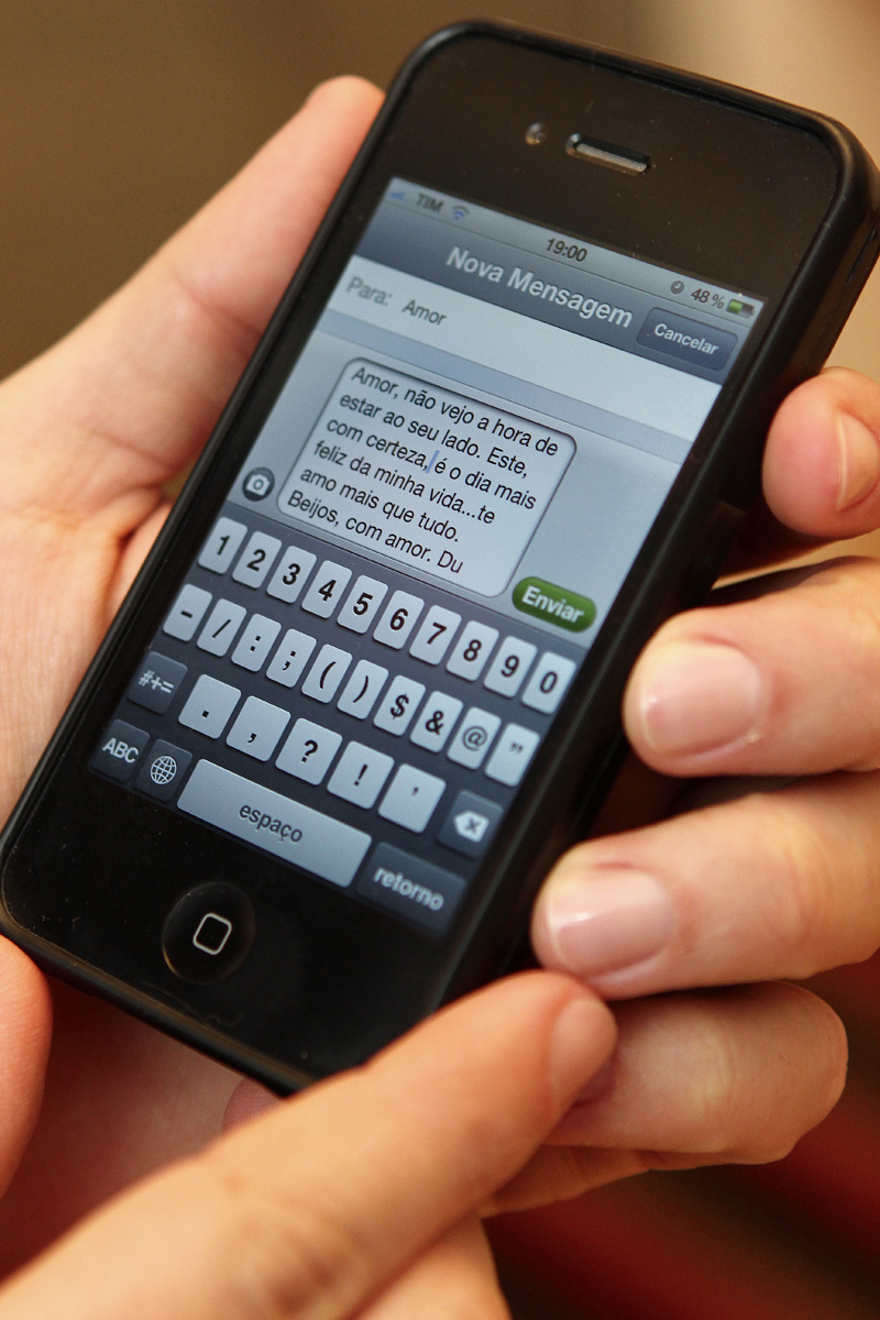 mensagem do noivo para a noiva no celular no casamento a ser realizado na igreja Estigmatinos em Ribeirão Preto - SP