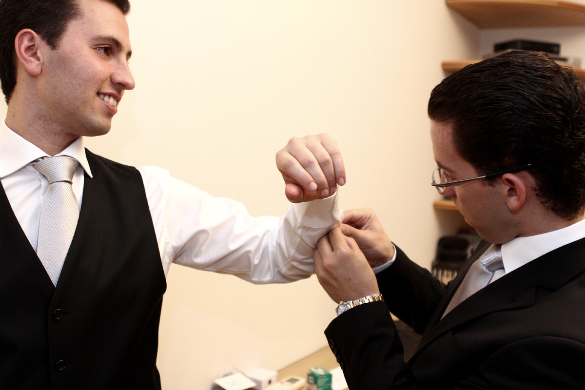 noivo sendo ajudado pelo irmão a se arrumar no make up