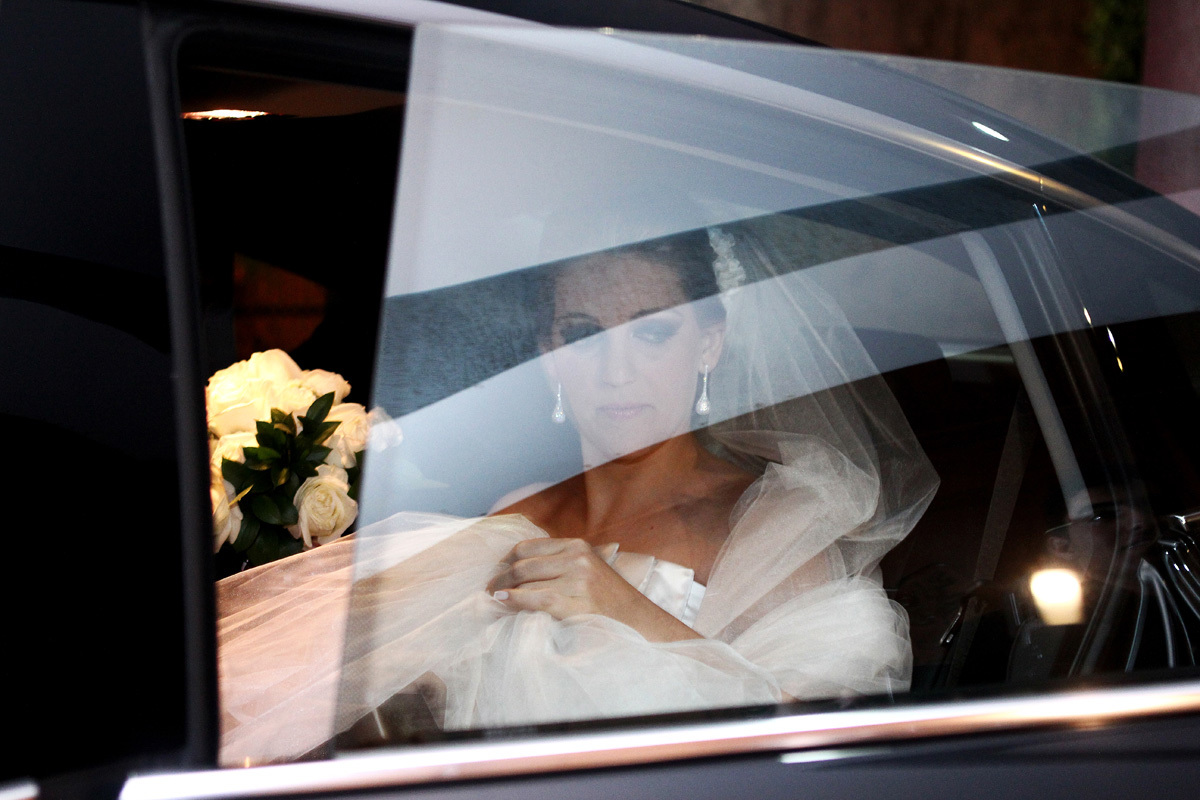 noiva no carro aguardando a cerimônia