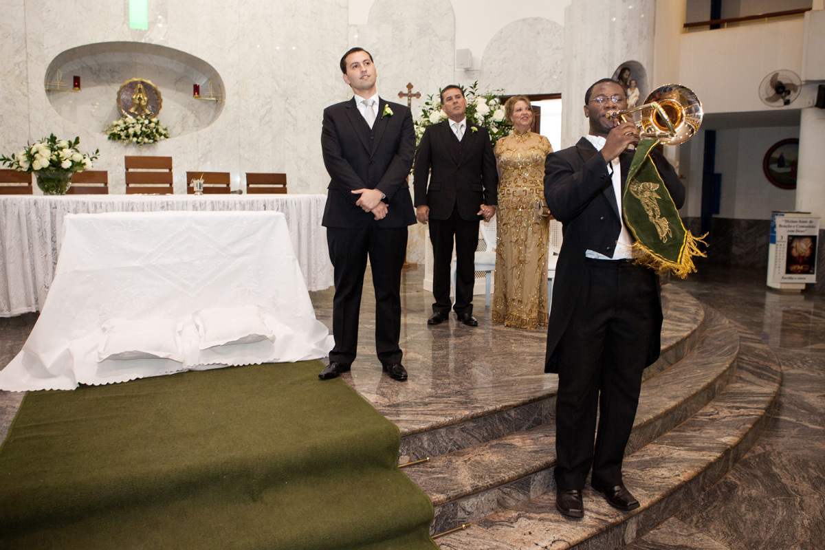 noivo aguardando a noiva no altar na igreja Estigmatinos em Ribeirão Preto - SP