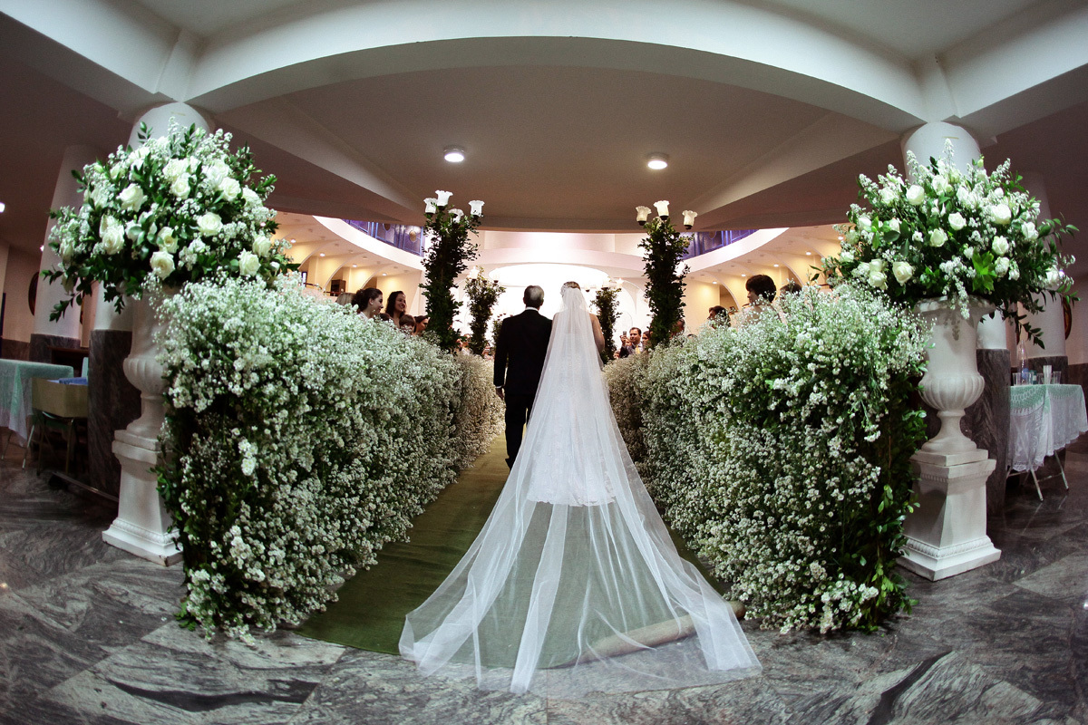 noiva de costas entrando na igreja