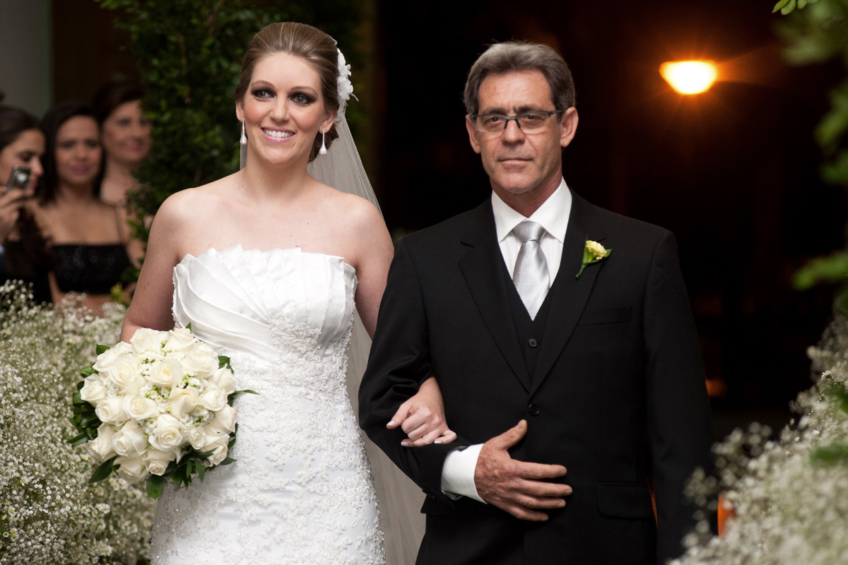 noiva entrando com seu pai na igreja estigmatinos em Ribeirão Preto - SP