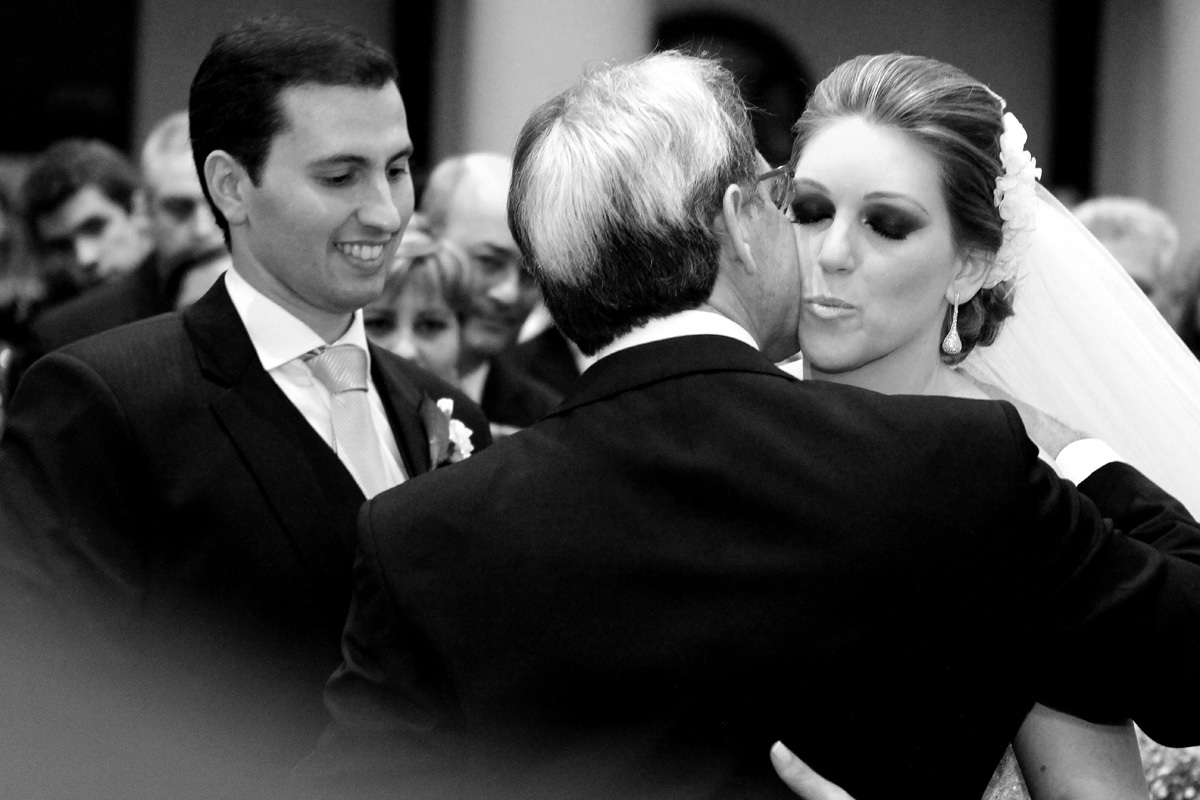 beijo do pai na noiva e noivo olhando no casamento de Eduardo Grasso e Ana Lúcia 