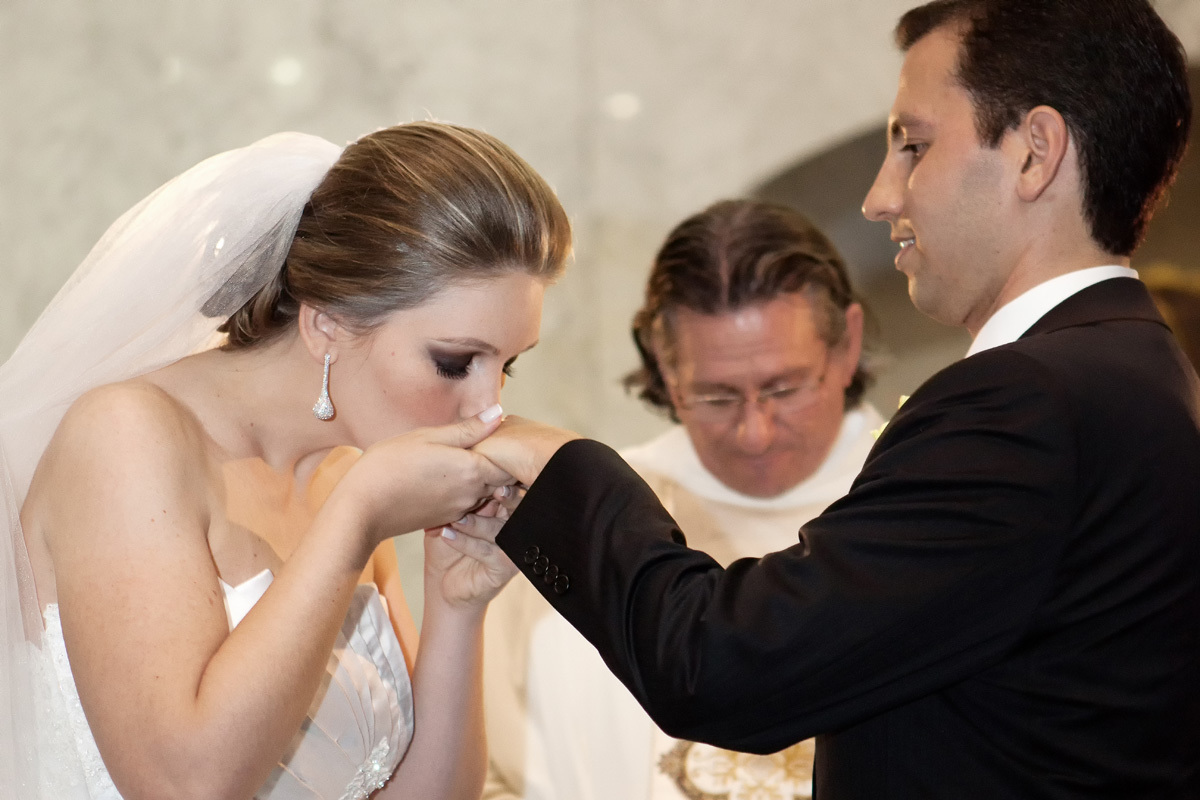 beijo da noiva na mão do noivo no casamento de Ana Lúcia e Eduardo Grasso na igreja Estigmatinos em Ribeirão Preto