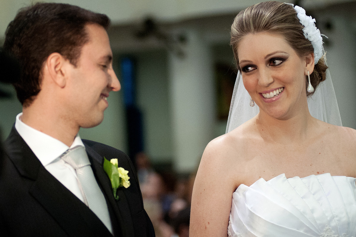 noivos trocando olhares no casamento