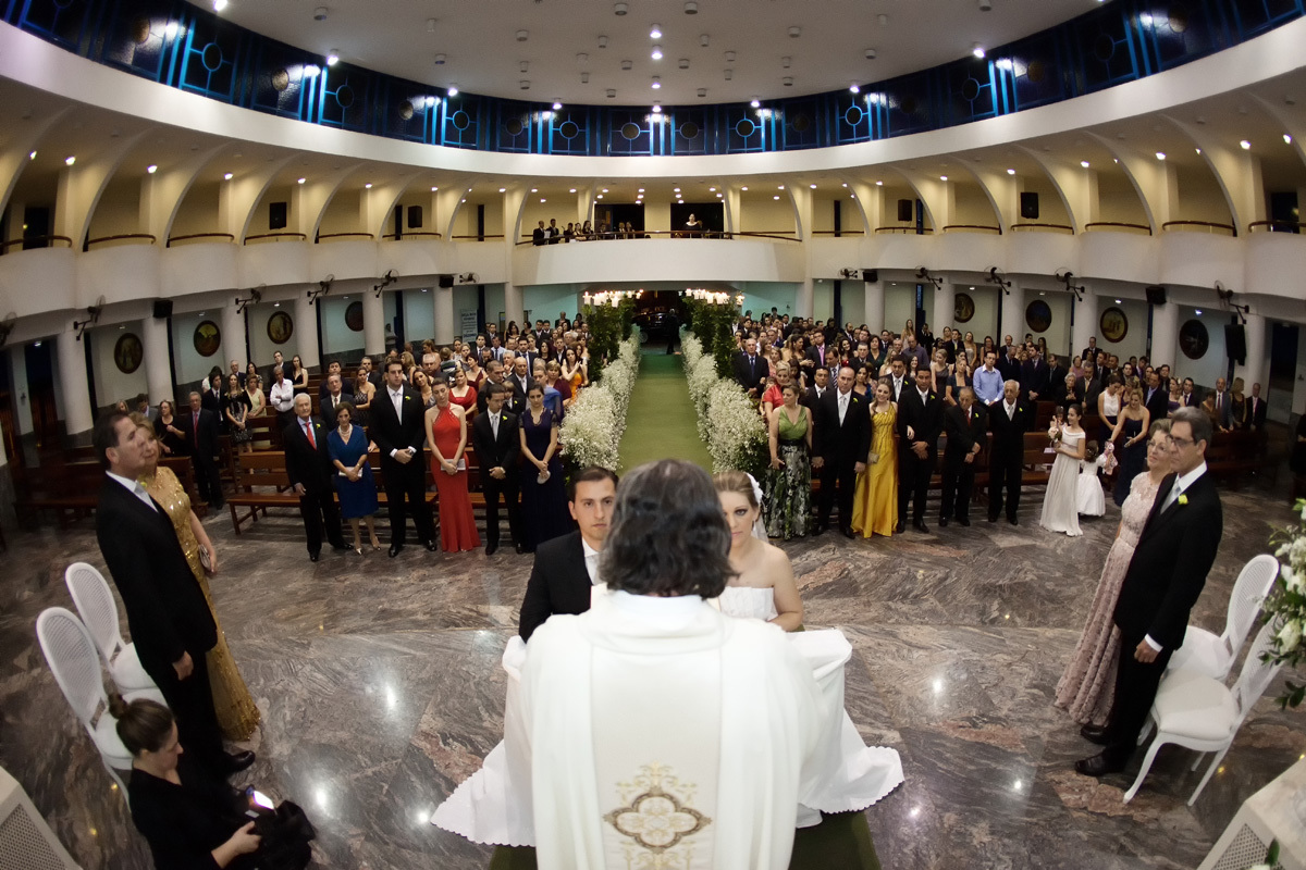 noivos recebendo a benção no casamento realizado na igreja Estigmatinos em Ribeirão Preto - SP