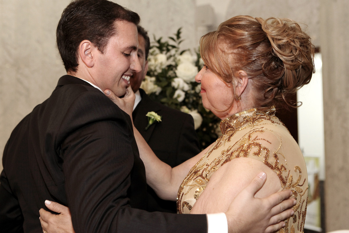 abraço emocionado do noivo em sua mãe na celebração do matrimônio na igreja Estigmatinos em Ribeirão Preto - SP