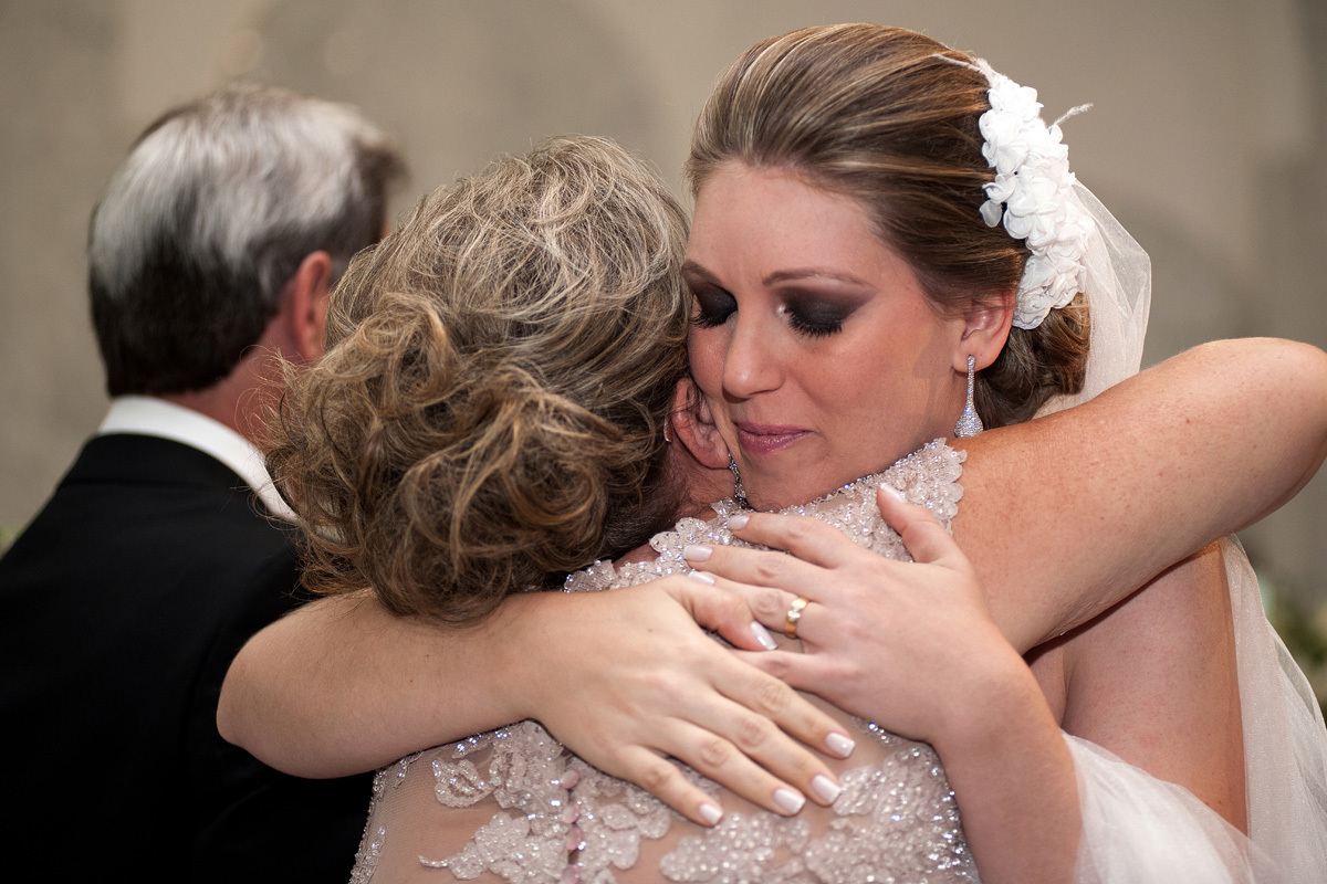 abraço emocionado da noiva em sua mãe na celebração do matrimônio na igreja Estigmatinos em Ribeirão Preto - SP
