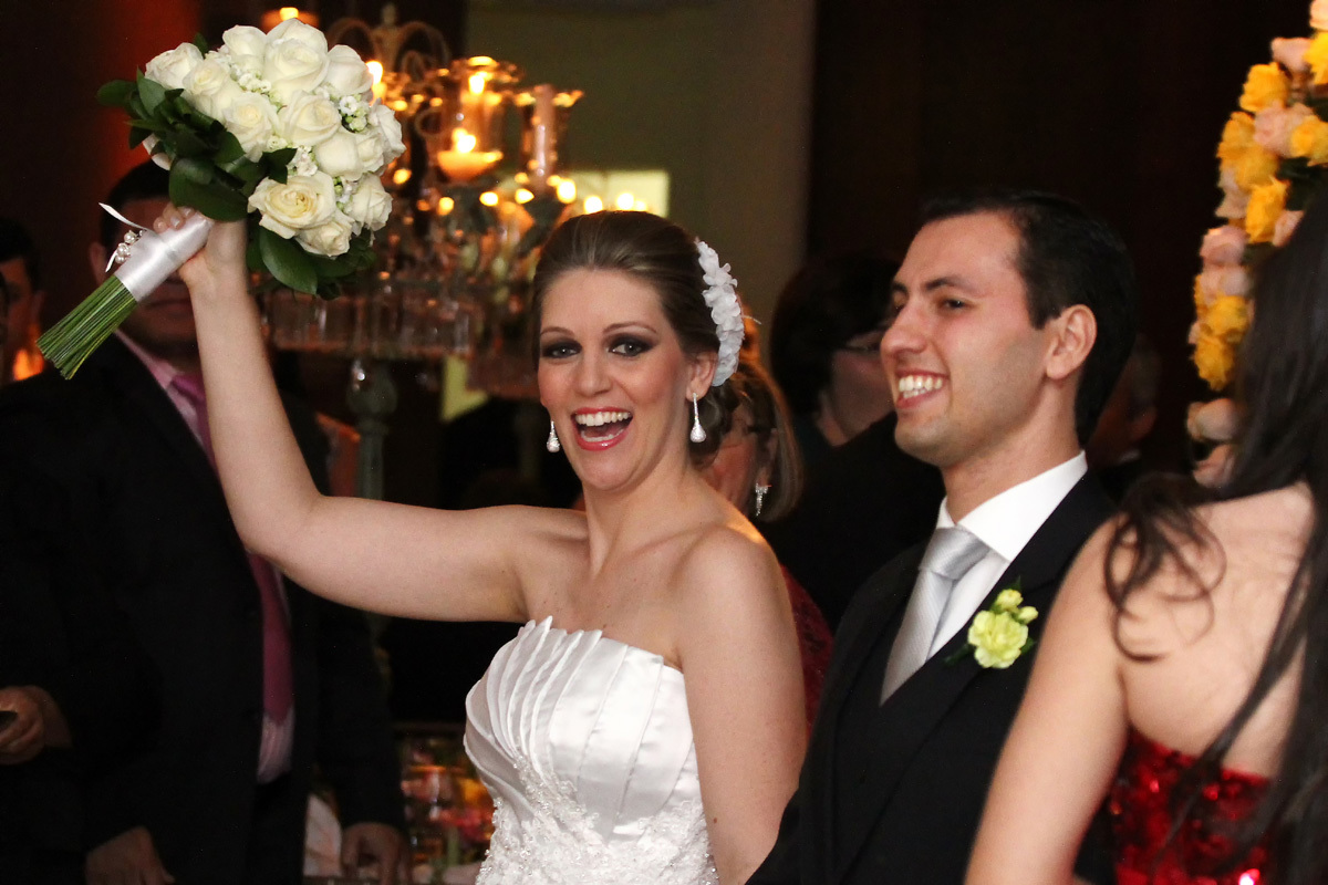 noiva erguendo o buque na entrada de sua festa de casamento no Renato Aguiar Festas em Ribeirão Preto - SP