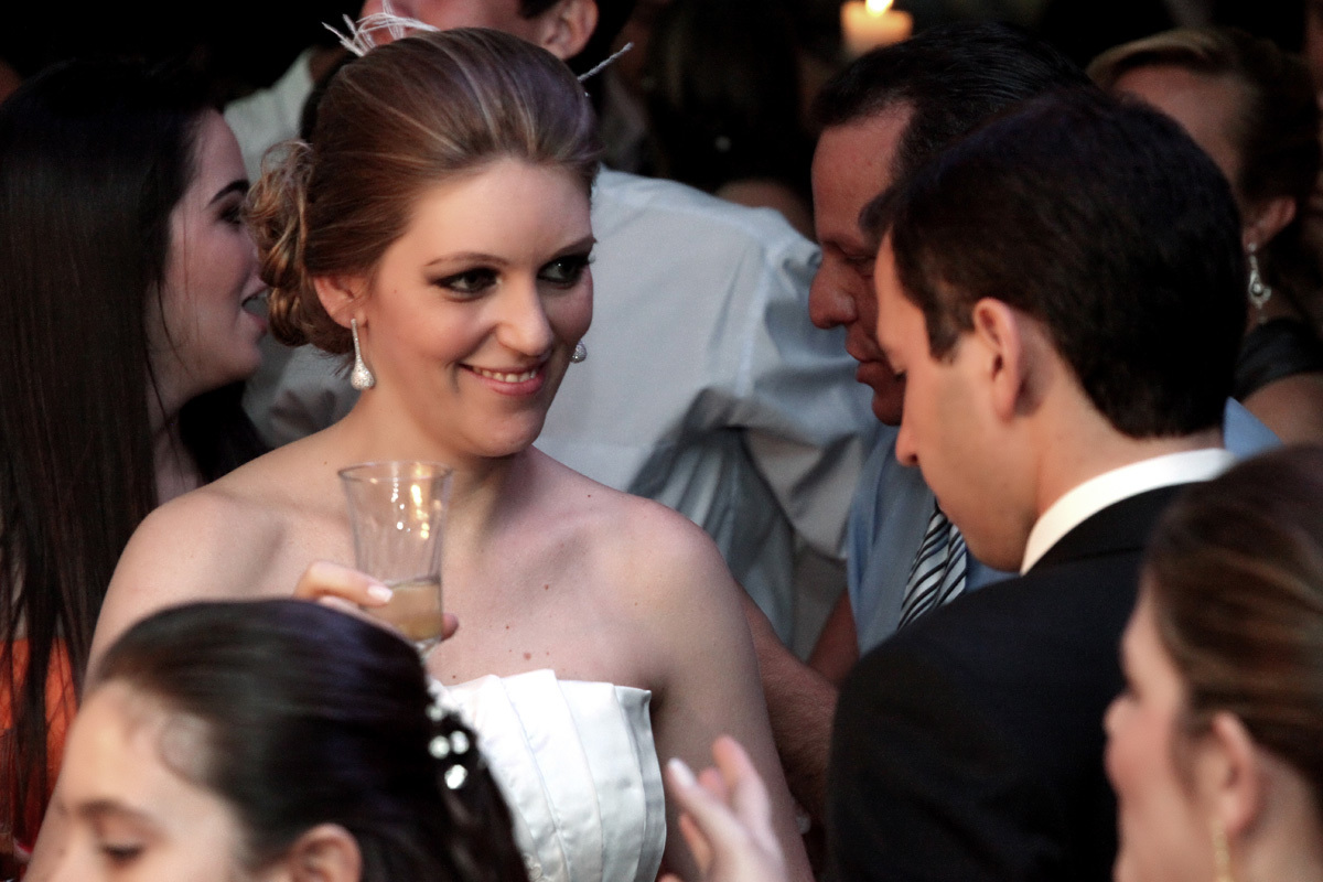 noivos dançando em sua festa de casamento