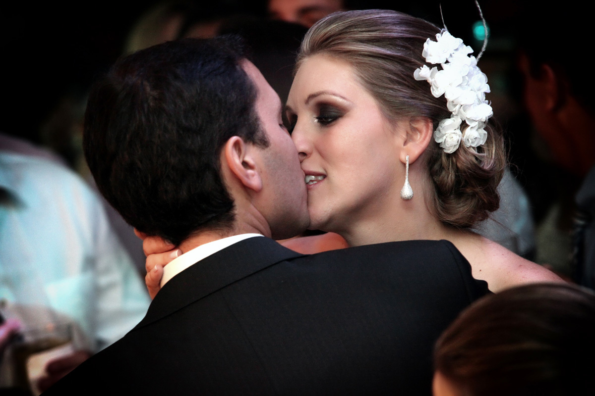 beijo apaixonado dos noivos no casamento realizado no Renato Aguiar Festas em Ribeirão Preto - SP