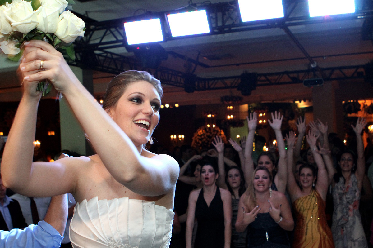 Noiva jogando o buque com as madrinhas aparecendo ao fundo no renato aguiar festas Ribeirão Preto - SP