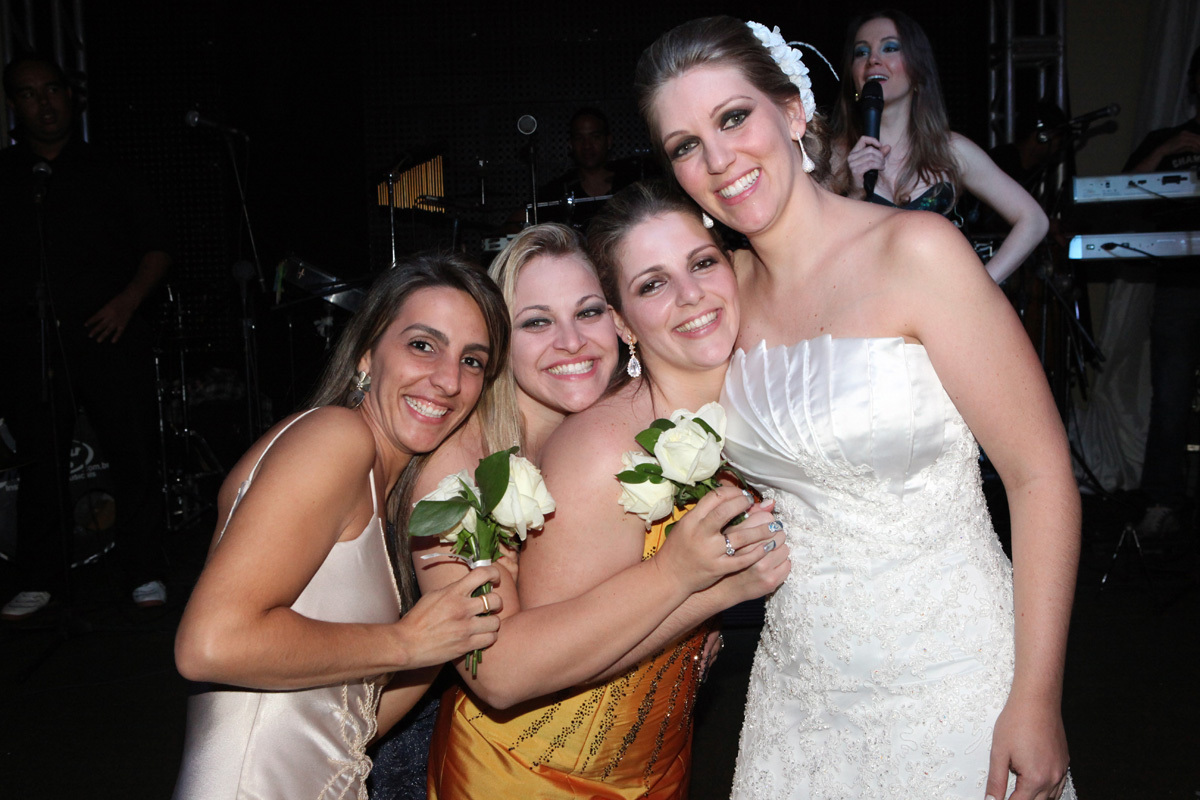 Madrinhas e convidados que pegaram o buque da noiva