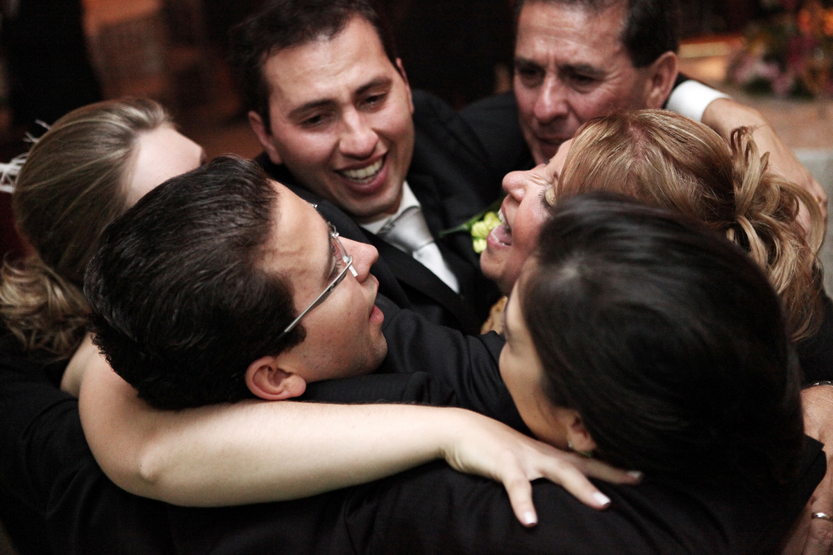 abraço em família no casamento de Ana Lúcia e Eduardo Grasso