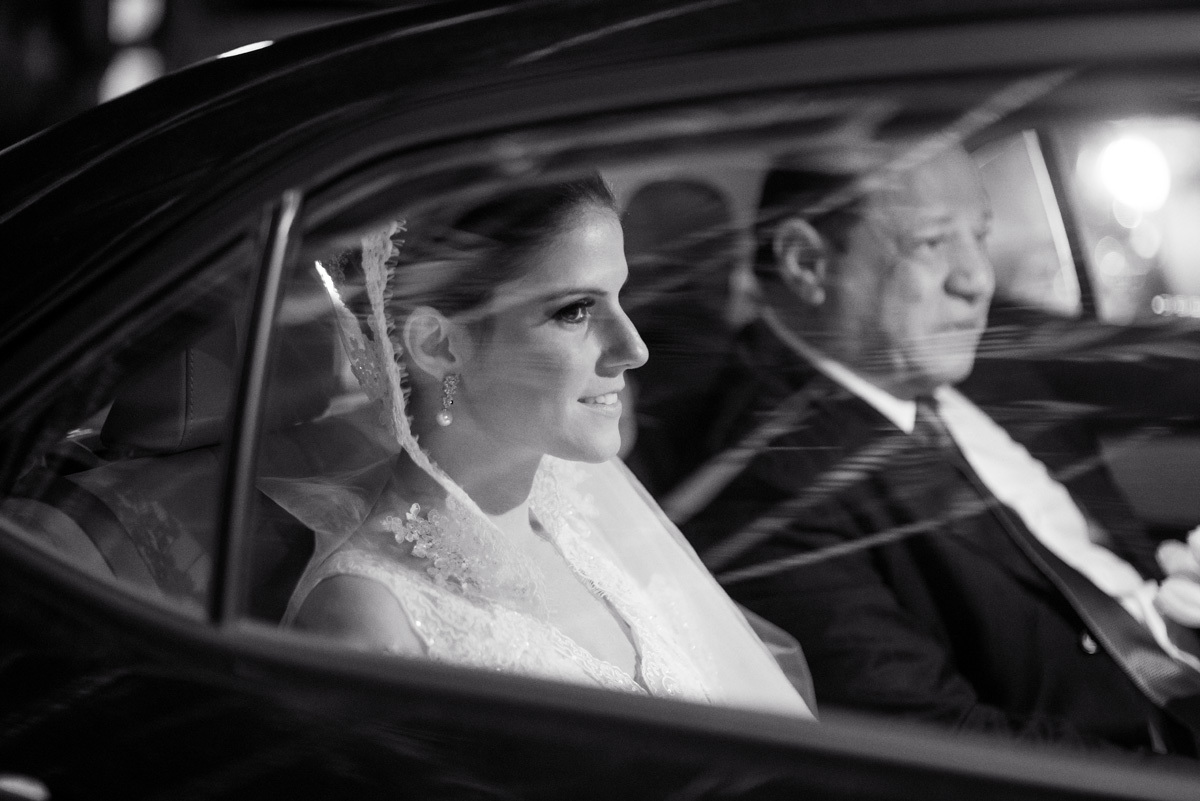 Casamento de Marcela e renato, noiva chegando com o pai na capela Estigmatinos em Ribeirão Preto - SP